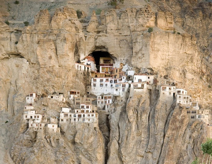 Nằm trong khu vực Zanskar phía đông nam huyện Ladakh của Jammu và Kashmir, miền bắc Ấn Độ, tu viện Phuktal hay còn gọi Phuktal Gompa được xây dựng từ thế kỷ 12 bởi Gangsem Sherap Sampo - đệ tử của Gelugfounder Tsongkhapa.