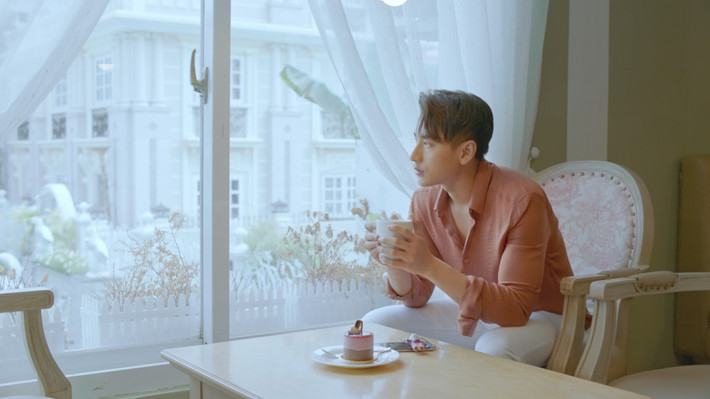 Isaac và Suni Hạ Linh vừa hoàn thành các cảnh quay trong phim ngắn Star Story được thực hiện hoàn toàn tại Hàn Quốc. Nội dung xoay quanh một nam ca sĩ nổi tiếng tại Việt Nam bị thất lạc hành lý tại Hàn Quốc. Sau đó, anh nhận được sự giúp đỡ của cô nàng Suni Hạ Linh để có thể trở về nước.