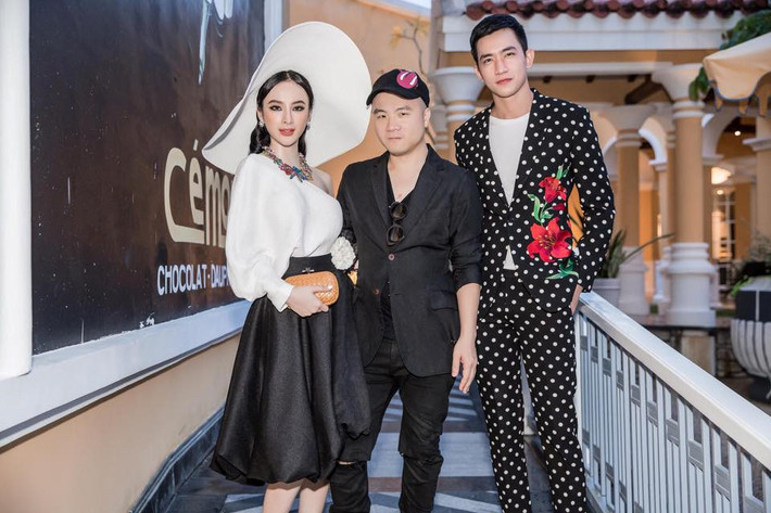 Angela Phương Trinh, Võ Cảnh bên NTK Đỗ Mạnh Cường. Nữ diễn viên chia sẻ suýt chút nữa không thể kịp có mặt trong sự kiện vì máy bay bị trì hoãn. Sau hai tiếng chờ đợi, cô đã đổi vé sang chuyến bay gần giờ nhất.