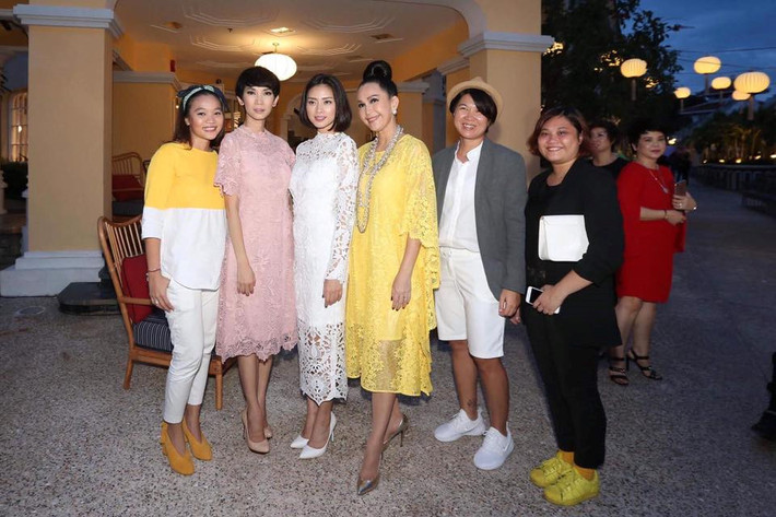 "Người đàn bà đẹp" Diễm My cũng có mặt bên cạnh các nghệ sĩ. Chị chụp ảnh cùng Xuân Lan, Ngô Thanh Vân. (Ảnh: HC)
