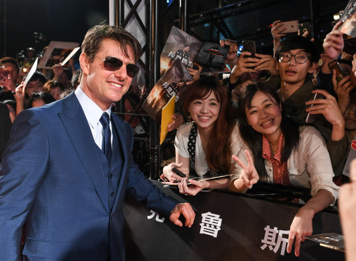 Trong số đám đông chờ đợi Tom Cruise, có nhiều người thậm chí không sinh sống tại Đài Bắc mà bắt xe buýt hoặc tàu hỏa từ thành phố khác đến để gặp anh, hoặc đơn giản là nhìn thấy thần tượng trong giây lát.
