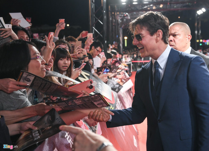 Khác với nhiều ngôi sao Hollywood, Tom Cruise tỏ ra rất thân hiện ở ngoài đời thực. Nam diễn viên có mặt trên thảm đỏ sớm hơn một tiếng so với kế hoạch và các đồng nghiệp, chỉ để mình có thể ký tặng hoặc chụp ảnh với nhiều fan nhất có thể.