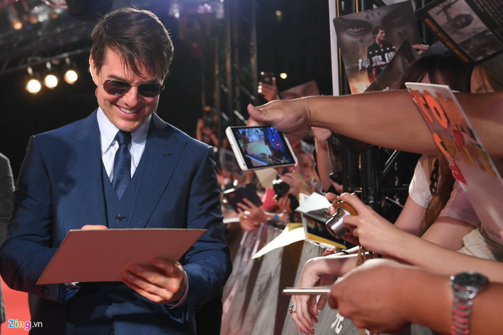 Nhưng ngay cả khi Tom Cruise đến sớm, lượng người muốn có chữ ký hoặc ảnh lưu niệm với anh cũng là quá lớn. Sự nhiệt tình của anh khiến toàn bộ sự kiện diễn ra sau đó bị chậm khoảng hơn nửa tiếng.