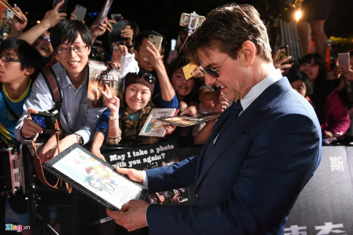 Tom Cruise cũng kỹ lưỡng xem và yêu cầu trợ lý cất cẩn thận những món quà lưu niệm mà anh nhận được từ người hâm mộ châu Á.
