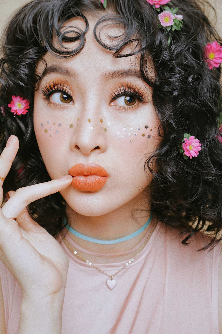 "Bà mẹ nhí" được chuyên gia trang điểm tô thêm những nốt tàn nhang trên khuôn mặt. Đây là một trong những xu hướng trang điểm đang được yêu thích trong năm qua, từng được nhiều nhà mốt quốc tế Adam Selman, Preen, Milly… lăng xê.