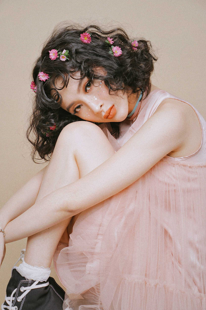 Sau chuyến thăm Hàn Quốc để giao lưu cùng đoàn phim She was pretty, Angela Phương Trinh thực hiện bộ ảnh mang phong cách “countryside”. Cô biến hóa thành thôn nữ miền đồng quê với trang phục nữ tính.