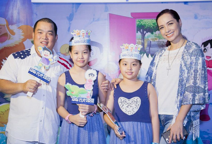 Gia đình Thúy Hạnh cùng nhau đi xem phim.