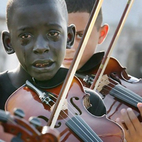 Cậu bé Diego Frazão Torquato, 12 tuổi, người Brazil vừa chơi đàn vĩ cầm vừa khóc khi tham dự tang lễ của giáo viên - người giúp cậu thoát khỏi đói nghèo và bạo lực thông qua âm nhạc.