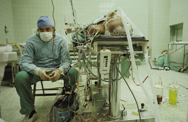 Bác sĩ người Ba Lan Zbigniew Religa cùng trợ lý vừa kết thúc một ca phẫu thuật tim phức tạp kéo dài 23 giờ đồng hồ vào năm 1987. Trong khi y tá ngủ gục ở góc phòng vì kiệt sức, bác sĩ Religa vẫn ngồi trên ghế và tiếp tục theo dõi diễn biến tình trạng sức khỏe của bệnh nhân. Đây là một trong số những bức ảnh "chạm" vào trái tim mọi người.