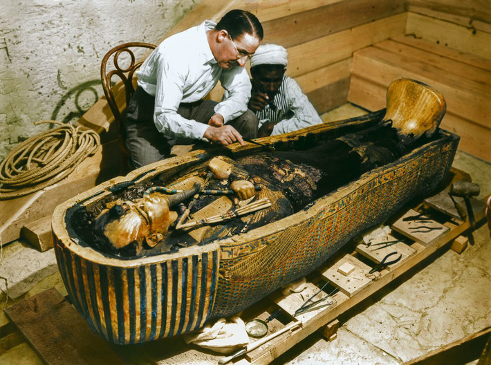 Vào năm 1922, nhóm của nhà khảo cổ học và nghiên cứu về Ai Cập người Anh Howard Carter tìm thấy lăng mộ của pharaoh Tutankhamun.