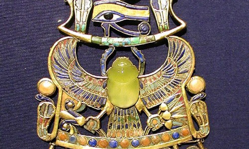 Trong số hàng ngàn bảo vật được tìm thấy trong lăng mộ của nhà vua Ai Cập Tutankhamun, các chuyên gia chú ý đến miếng thủy tinh vàng ở chính giữa vòng cổ.