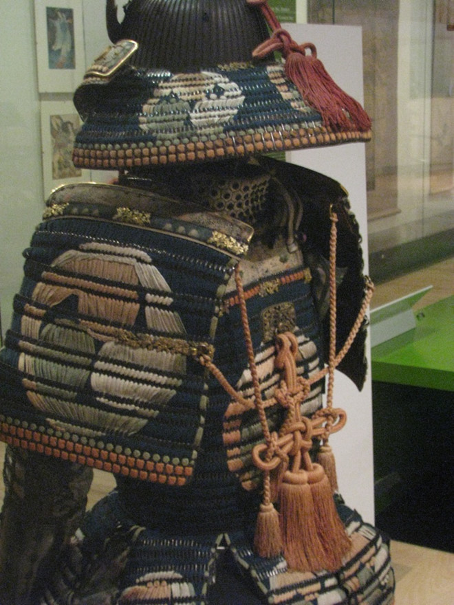 Áo giáp che gần như toàn thân samurai, bao gồm cả những bộ phận trên cơ thể như tay, xương chậu, bắp chân và bàn chân.