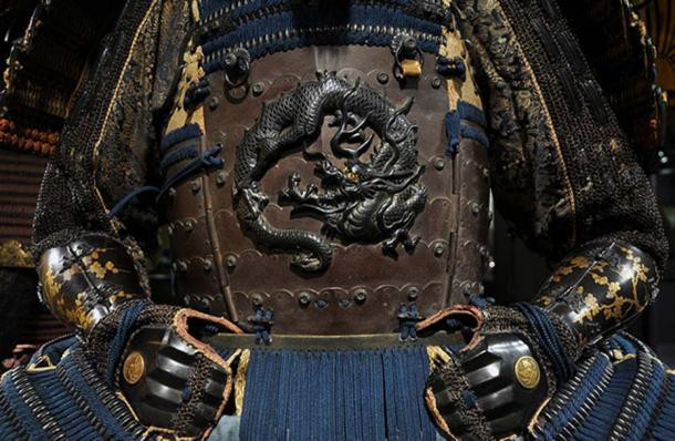 Thỉnh thoảng, áo giáp của samurai được gắn thêm các đồ trang trí nhiều màu lên áo giáp.
