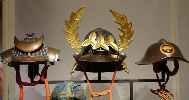 Mặt nạ của samurai cũng đóng vai trò quan trọng trong bộ áo giáp. Trên thực tế, chúng được làm ra để tránh chấn thương vùng đầu cũng như dùng để đe đọa, uy hiếp tinh thần kẻ thù khi chiến đấu.