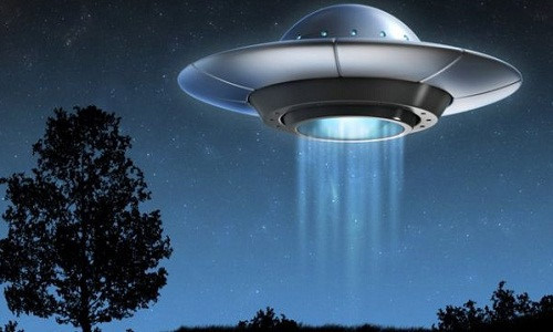 Kế đến, UFO đáp xuống mặt đất và phát ra những tia sáng kỳ lạ quét khắp cơ thể lính Mỹ. Khi tiếp xúc với ánh sáng bí ẩn từ UFO, lính Mỹ cảm thấy mệt mỏi, ngứa và bỏng rát. Sau cùng, UFO đột nhiên biến mất bí ẩn vào trong bầu trời đêm.