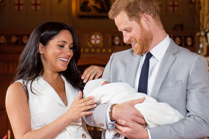 Sau khi lên ngôi, Nữ hoàng Elizabeth II quyết định tất cả hậu duệ của mình, bất kể nam hay nữ, đều sẽ mang họ "Windsor". Tuy nhiên, bà đổi thành Mountbatten-Windsor bởi vì Mountbatten là họ của chồng - Hoàng thân Philip.