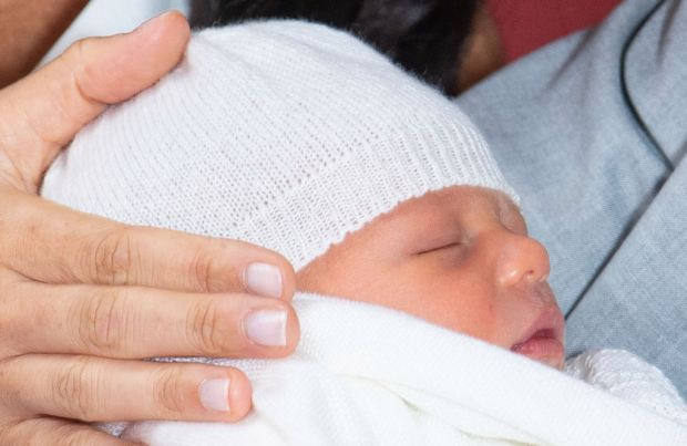 Harrison được đặt theo tên bố, có nghĩa là “son of Harry” (con trai của Harry). Cuối cùng, Mountbatten-Windsor là họ của các thành viên hoàng gia Anh không mang tước hiệu hoàng tử hay công chúa.