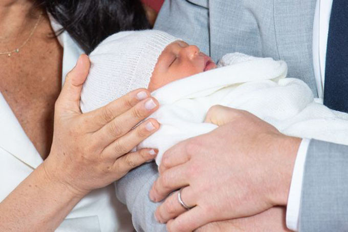 Nguyên do là vì con trai hoàng tử Harry là chắt thứ 8 của Nữ hoàng Elizabeth II và là người thừa kế thứ 7 của ngai vàng Anh, sau Thái tử Charles, Hoàng tử William cùng ba người con và Hoàng tử Harry.