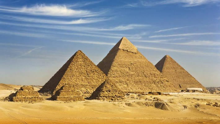 Trong quá trình thực hiện dự án khảo cổ tại khu Kim tự tháp Giza, các chuyên gia đã tìm thấy 2 ngôi mộ thuộc về linh mục cấp cao Ai Cập cổ đại.