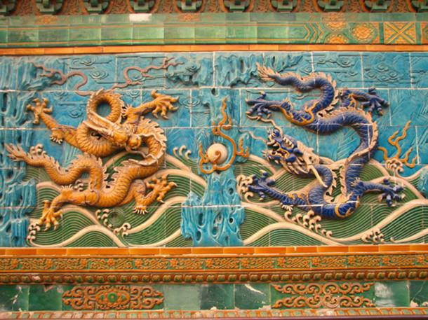 Khác với phương Tây, người Trung Quốc thời xưa quan niệm loài rồng là sinh vật linh thiêng, gắn liền với những ý nghĩa tích cực. Sinh vật thần thoại này có nhiều quyền năng, trong đó có việc rồng có thể diệt trừ ma quỷ.