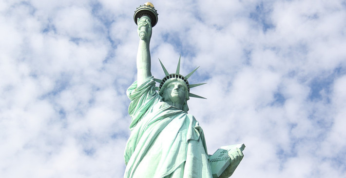 Công trình biểu tượng của New York cũng như nước Mỹ này trở thành chủ đề tranh luận gay gắt liên quan đến nguyên mẫu của bức tượng.