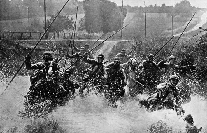 Từ ngày 1/7 - 18/11/1916, trận Somme đẫm máu diễn ra giữa đế quốc Pháp, Anh với đế quốc Đức. Kết thúc trận chiến này, số binh sĩ tử trận ở cả 2 phía lên đến hơn 1 triệu người. Trong ảnh là lực lượng kỵ binh Pháp băng qua một dòng sông.