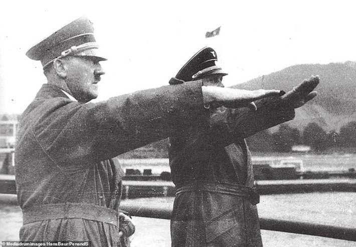 Giả thuyết này cho rằng, xác chết mà binh sĩ Liên Xô tìm thấy không phải của Hitler. Nhà độc tài này đã dùng một xác chết khác ngụy trang thành bản thân.