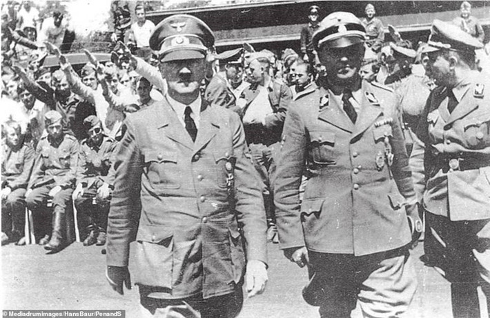 Khi binh sĩ Liên Xô tiến vào hầm ngầm, họ phát hiện xác của nhà độc tài Hitler và vợ Eva Braun bị thiêu cháy đến mức không thể nhận ra.