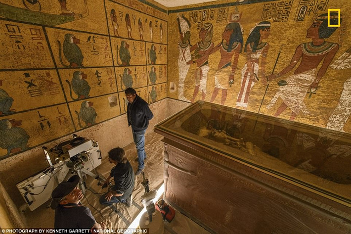 Lăng mộ của vị vua huyền thoại Tutankhamun còn nguyên ven, không có dấu hiệu bị mộ tặc xâm phạm trong hơn 3.000 năm. Việc tìm thấy lăng mộ vẹn nguyên của một nhà vua nổi tiếng Ai Cập cổ đại được các chuyên gia đánh giá là khám phá vĩ đại và quan trọng trong giới khảo cổ.