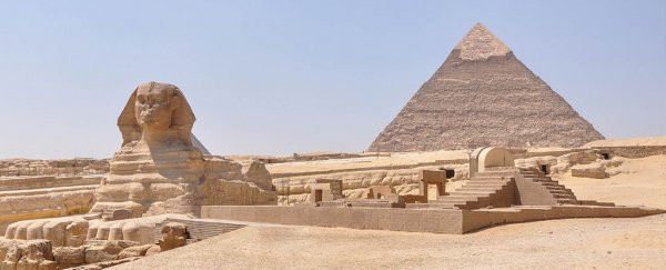 Theo các chuyên gia, đại kim tự tháp Giza được xây dựng trong khoảng thời gian 20 năm từ khoảng năm 2560 trước công nguyên. Công trình này được xây dựng để làm lăng mộ cho pharaoh Kheops thuộc Triều đại thứ 4 thời Ai Cập cổ đại.