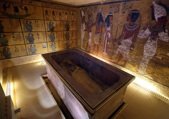 Vào năm 1922, nhà khảo cổ học Howard Carter và nhóm của ông tìm thấy lăng mộ của pharaoh Ai Cập Tutankhamun tại Thung lũng các vị vua.