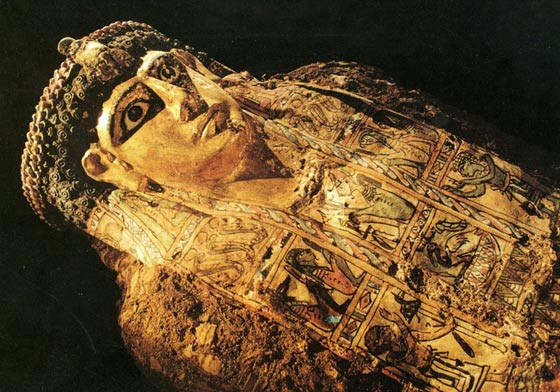Vào giữa những năm 1990, một nhóm các nhà khảo cổ phát hiện một nghĩa địa cổ xưa rộng lớn tại làng Bawiti thuộc ốc đảo Bahriya, cách thủ đô Cairo gần 400 km về phía tây nam.