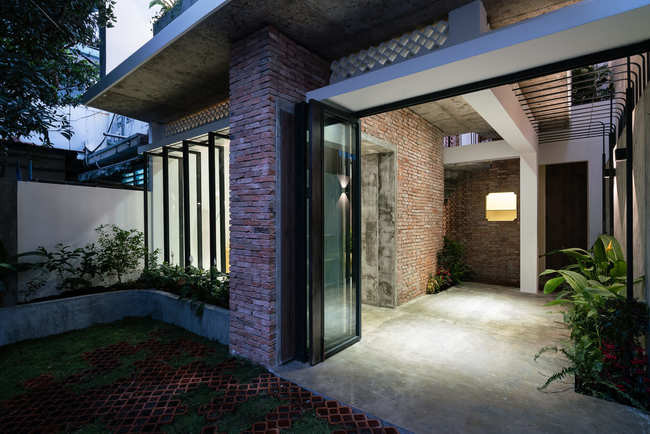 Cửa chính dẫn vào ngôi nhà