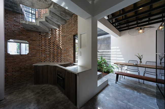 Bếp ăn đơn giản tới mức tưởng như không hề có một vật dụng gì nổi bật.
