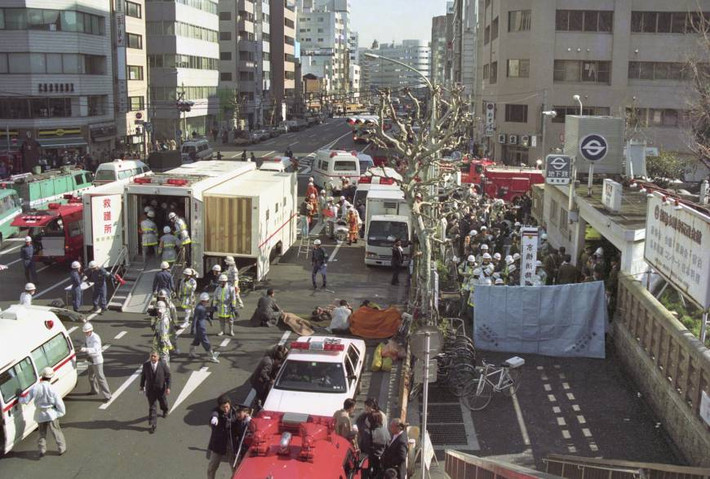 Tên của giáo phái Aum Shinrikyo có nghĩa là “sự thật tối thượng” và bắt đầu hoạt động kể từ những năm 1980. Khi ấy, giáo phái hoạt động như nhóm tâm linh tin vào giáo lý của Phật giáo và Hindu, sau đó có bổ sung thêm Thiên chúa giáo.