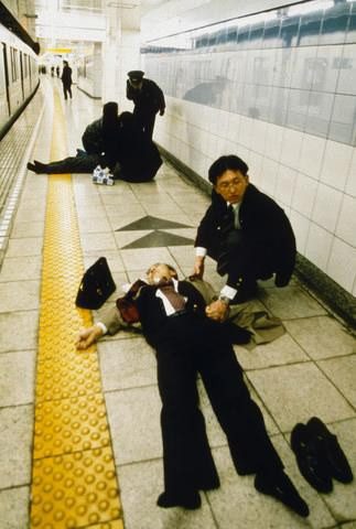 Theo BBC, giáo phái Aum Shinrikyo khiến dư luận bàng hoàng khi các thành viên của giáo phái này xả khí sarin trên tàu điện ngầm tại Thủ đô Tokyo ngày 20/3/1995.
