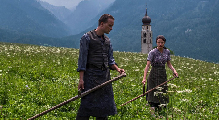 A Hidden Life: “Khách quen” của LHP Cannes - đạo diễn Terence Malick - năm nay trình làng tác phẩm tiểu sử, lịch sử có tên A Hidden Life. Bộ phim kể lại cuộc đời bi kịch của Franz Jägerstätte (August Diehl) - chàng thanh niên người Áo phản đối chế độ Phát xít, và từ chối tòng quân phục vụ Đế chế thứ III trong thời kỳ Thế chiến thứ II. Năm 1943, Jägerstätte rốt cuộc đã bị xử tử. A Hidden Life đồng thời là bộ phim cuối cùng mà nam diễn viên gạo cội Bruno Ganz của nước Đức góp mặt trước khi ông qua đời hồi đầu năm. Trong quá khứ, Terence Malick từng giành giải Cành cọ vàng với The Tree of Life (2011).