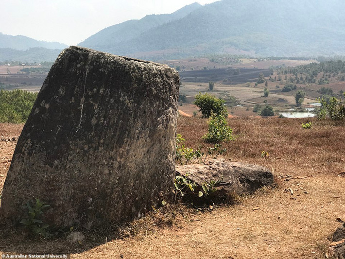 Những "chum đá của người chết" được làm từ sa thạch hoặc đá granite với kích thước khủng. Một sô "chum đá của người chết" cao khoảng 3m và nặng khoảng 2 tấn.