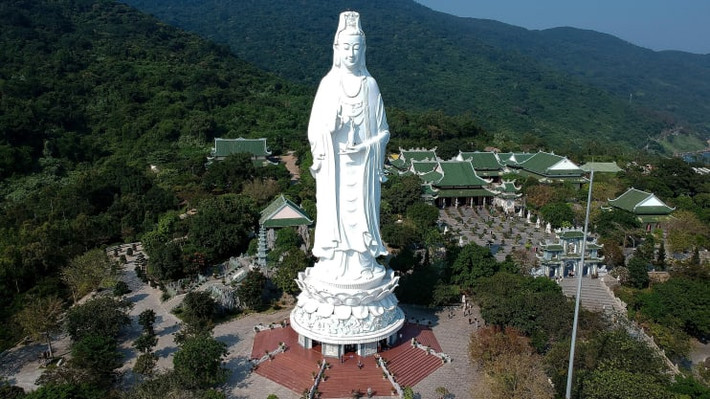 Tượng Phật Bà cao nhất Việt Nam tọa lạc ở chùa Linh Ứng, Đà Nẵng. Bức ảnh được chụp vào tháng 3/2019. Đây là một trong số những bức ảnh du lịch đẹp nhất thế giới.