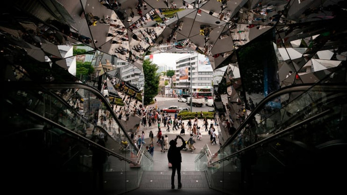 Một trung tâm mua sắm được trang trí với những chiếc gương độc đáo ở quận Harajuku, Tokyo, Nhật Bản thu hút sự quan tâm của mọi người.