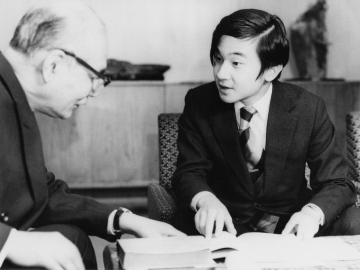 Tomohide Gomi, giáo sư danh dự của Đại học Tokyo dạy hoàng thái tử Naruhito về tuyển tập thơ "Manyoshu" năm 1977. Về sau, thái tử Naruhito theo học tại Đại học Oxford, Anh.