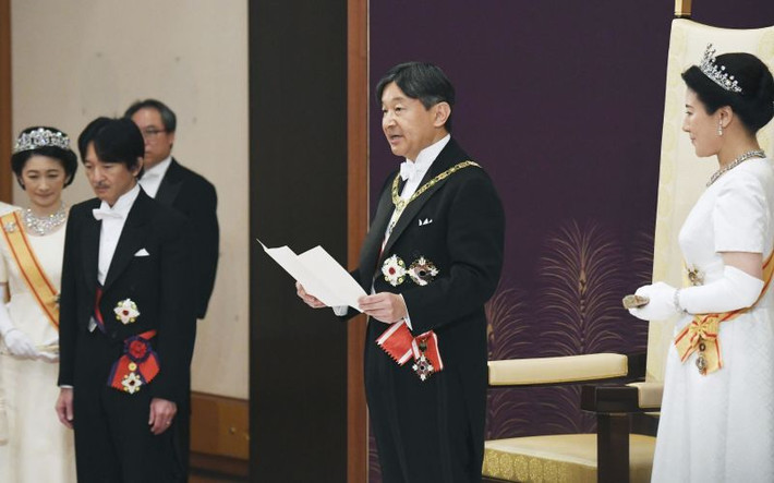 Lễ đăng cơ của tân Nhật hoàng Naruhito diễn ra lúc 10h30 (8h30 giờ Hà Nội) ngày 1/5 tại phòng "Matsu no Ma" của Cung điện Hoàng gia. Lễ lên ngôi của Nhật hoàng Naruhito diễn ra một ngày sau khi cha ông là Nhật hoàng Akihito thoái vị, kết thúc triều đại Heisei và bắt đầu triều đại mới - Lệnh Hòa (Reiwa). Tên gọi triều đại này sẽ kéo dài trong suốt thời gian Nhật hoàng Naruhito trị vì.