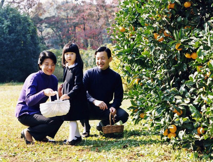 Vợ chồng Thái tử Naruhito bên con gái Aiko tháng 11/2005.