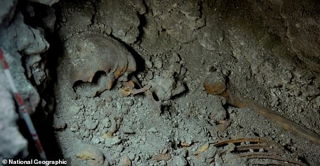 Trong quá trình khai quật một kim tự tháp nằm trong khu rừng rậm Guatemala, các chuyên gia khảo cổ phát hiện một bộ hài cốt được cho là thuộc về nữ hoàng Maya.