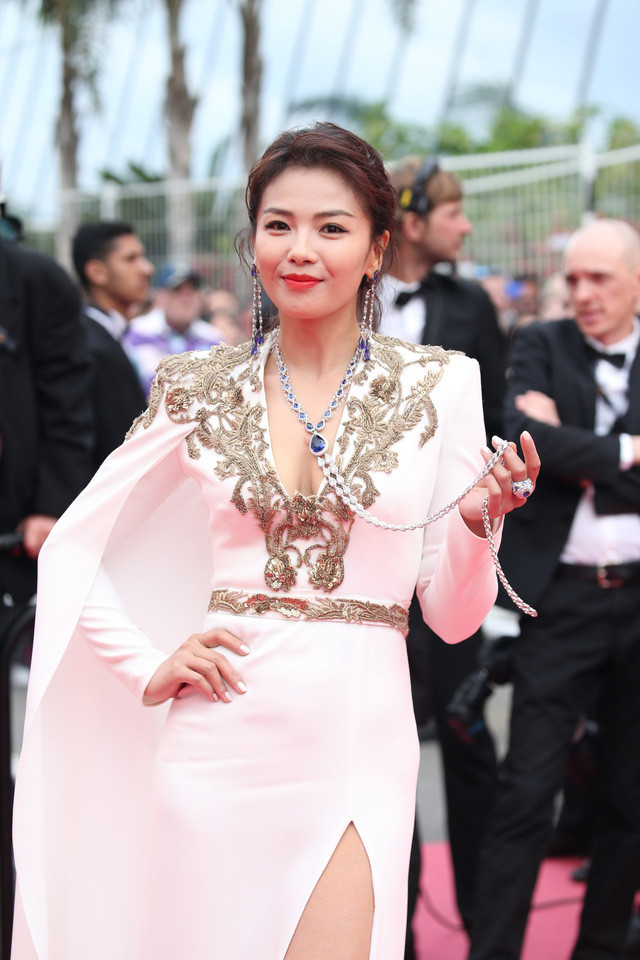 Diễn viên Trung Quốc Liu Tao lần đầu xuất hiện tại LHP Cannes chọn một bộ dây chuyền vàng trắng 18K đính một viên sapphire giọt lệ (36.95ct), và những viên sapphire và kim cương khác (64.93ct), hoa tai bằng vàng trắng 18K đính những viên tanzanites giọt lệ (67.64ct) và kim cương (25.21ct), từ BST Haute Joallierie của Chopard, cùng với một chiếc nhẫn từ BST Red Carpet bằng vàng trắng đính sapphire (10.84ct) và kim cương (13.99ct).