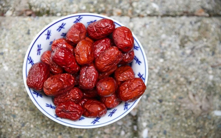 Thanh lọc máu: Táo tàu chứa các yếu tố như saponin, alkaloid và triterpenoid giúp thanh lọc máu bằng cách loại bỏ độc tố.