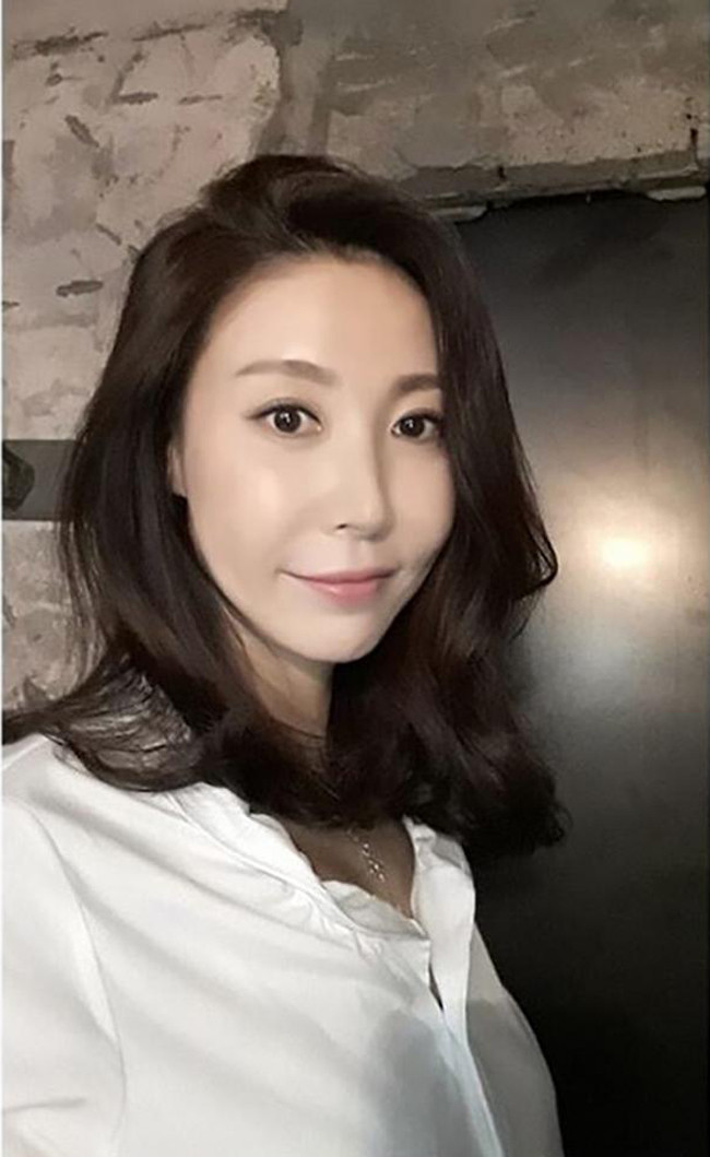 Hiếm hoi mới thấy hình ảnh Sung Hyun Ah xuất hiện trên truyền thông xứ Hàn. Tên tuổi của cựu Á hậu gần như bị tụt dốc từ sau khi vướng tin đồn tiêu cực.