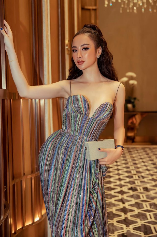 Tự tin với số đo hình thể chuẩn, Angela Phương Trinh luôn khéo léo chọn trang phục ôm sát gợi cảm để khoe 3 vòng nuột nà.