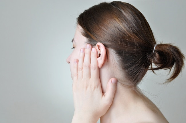Ù tai: Đây là cảm giác có tiếng kêu trong tai của bạn. Nhiều người thường phớt lờ dấu hiệu này và cho rằng nó vô hại. Tạp chí Harvard Health Publishing cho biết thông thường, nguyên nhân phổ biến nhất gây ra điều này là tai liên tục tiếp xúc với tiếng ồn quá lớn trong nhiều giờ. Nhưng nó cũng có thể là dấu hiệu của nhiều bệnh như chấn thương trong tai, khối u ở đầu hoặc cổ, vấn đề với hàm...