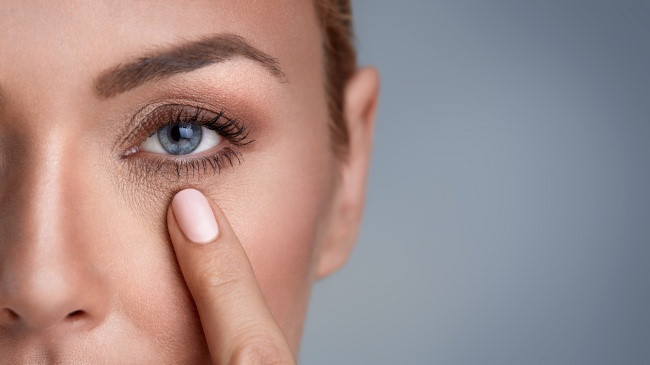 Co giật mí mắt: Tình trạng này xảy ra khi mắt hoạt động quá sức. Để khắc phục điều này, bạn nên rửa mắt bằng miếng bông ngâm trong nước lạnh. Nếu không hiệu quả và co giật vẫn xảy ra, nó có thể là dấu hiệu hệ thống thần kinh của bạn đang gặp vấn đề rất nghiêm trọng.